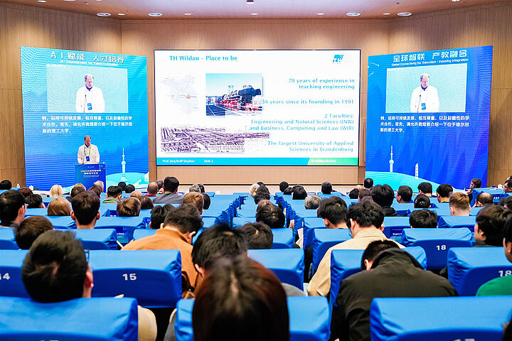 Prof. Jörg Reiff-Stephan hält die Keynote an der Shanghai Dianji University (SDJU)