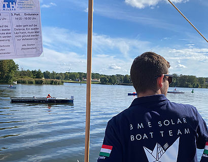 Teilnehmer blickt auf das Wasser und ist von hinten zu sehen