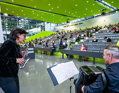 Musiker-Duo Common Contrasts bei der feierlichen Verabschiedung 2021 Fachbereich WIR