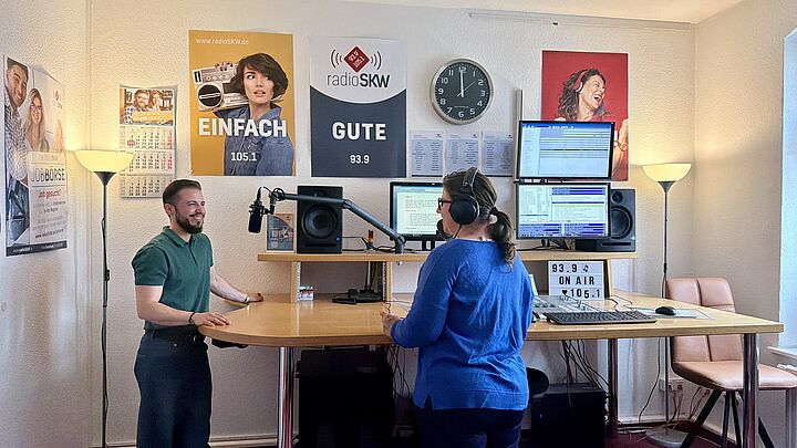Das Bild zeigt Ray Trautwein und Susanne Trotzky im radioSKW-Studio