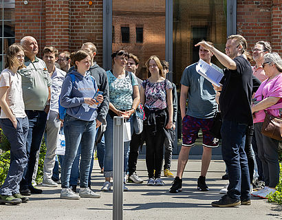 Besucherinnen und Besucher des Hochschulinformationstages 2023 der TH Wildau bei einer Campusführung