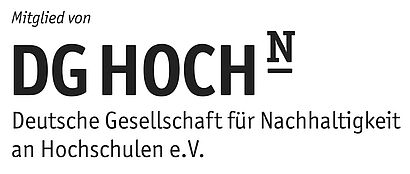 Schwarzer Schriftzug: Mitglied von (kursiv) DG Hoch N (mittig, fett, Majuskeln); Das N ist hoch gesetzt und unterstrichen. Darunter der Schriftzug Deutsche gesellschaft für Nachhaltigkeit an Hochschulen e.V.