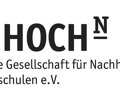 LogoHoch N HM 1c Schwarzer Schriftzug: Mitglied von (kursiv) DG Hoch N (mittig, fett, Majuskeln); Das N ist hoch gesetzt und unterstrichen. Darunter der Schriftzug Deutsche gesellschaft für Nachhaltigkeit an Hochschulen e.V.
