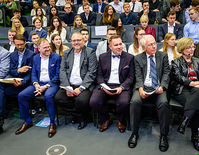 Laudator*innen der Absolvent*innen-Verabschiedung 2024/2025 sitzen nebeneinander