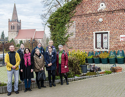 In der ersten Ausgabe der Veranstaltungsreihe "Profs on Tour" waren Wissenschaftler eingeladen, Unternehmen der Ernährungswirtschaft in der Gemeinde Vierlinden im Landkreis Märkisch-Oderland zu besuchen. Hier steht die Besuchergruppe vor dem Gebäuder der Marxdorfer Liköre.