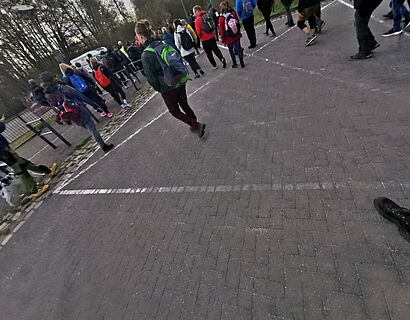 Bild mit Wander*innen in Bewegung