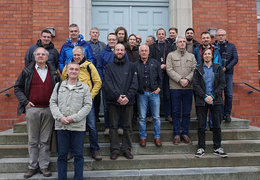Workshop Tiefes Silizium Aetzen m Dienstag, dem 20. November 2018, fand an der Technischen Hochschule Wildau der 8. Workshop zum Thema „Tiefes Siliziumätzen“ statt. Dabei befassten sich mehr als 20 Wissenschaftler von Forschungsinstituten, Hochschulen und der Halbleiterindustrie aus den Ländern Brandenburg, Berlin, Sachsen und Thüringen in Vorträgen und Diskussionen mit der Herstellung sehr tiefer Strukturen in Siliziumwafern im Bereich von 10 bis 750 Mikrometer.