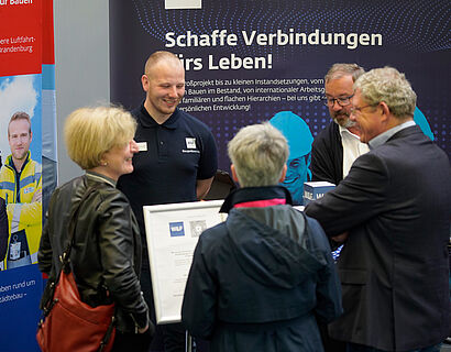 Ausstellende und Besucher*innen beim Gespräch an einem Stand bei der THCONNECT 2025