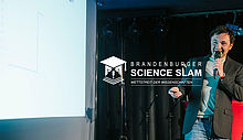 Brandenburger Science Slam Bastian Prell beim Brandenburger Science Slam 2022
