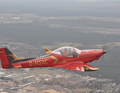 ein rotes Flugzeug