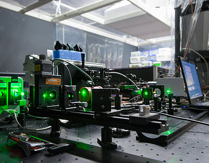 Tunable laser with momentary green light emission
