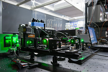 Durchstimmbarer Laser mit momentan grüner Lichtemission