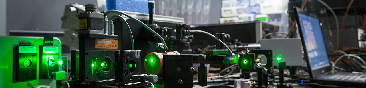 Durchstimmbarer Laser mit momentan grüner Lichtemission