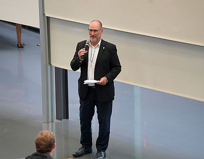 Wildaus Bürgermeister Frank Nerlich bei einer Rede im Audimax der TH Wildau