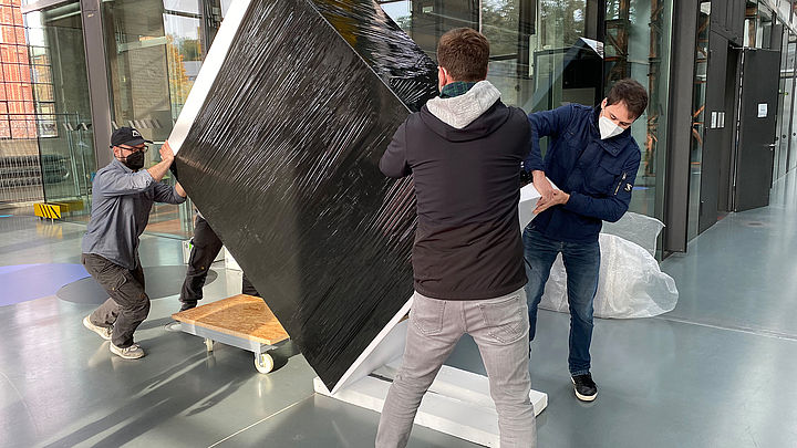 Ausstellung Anlieferung der Elemente für die 30-Jahre-Austellung