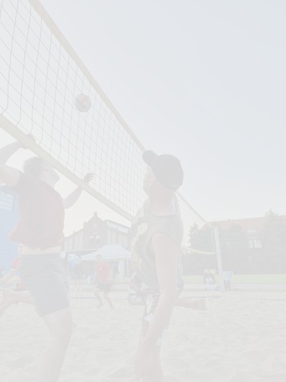 Beachvolleyballturnier 2025 dynamische Beachvolleyball Spielsituation direkt am Netz