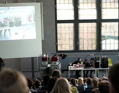 Kinderuni Winter Edition 2024 - Junge bei einem Experiment