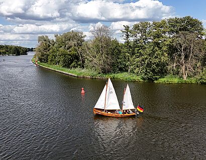 Luftbildaufnahme von Segelkutter auf See