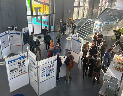 Auf diesem Bild ist eine Posterausstellung in der Halle 17 zu sehen