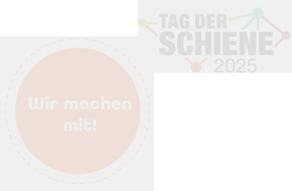 Auf diesem Bild sieht man links einen orangenen Kreis mit der Aufschrift "Wir machen mit!" und in der rechten Ecke oben ein Design mit dem Titel "Tag der Schiene 2025".