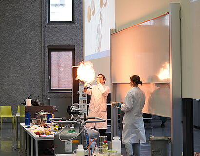 Kinderuni 2024 Winter -14  Kinderuni 2024 Winter - Prof. Dreyer mit Kids bei einem Experiment