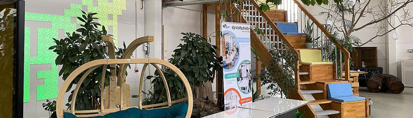 Innenansicht der Präsenzstelle Luckenwalde mit Schaukel, Roll-up und Treppe