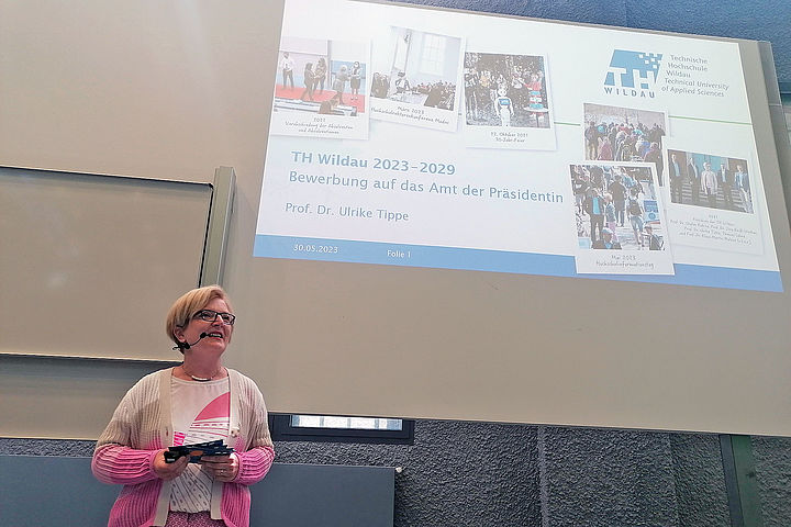 Die Präsidentin der TH Wildau bei ihrer Präsentation am 30.5.2023 im Audimax der TH Wildau.