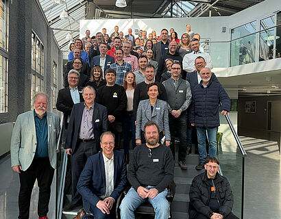 Hier ist ein Gruppenbild auf einer Treppe zu sehen von den Menschen die an der WiKKI 2026 dran teilgenommen haben.