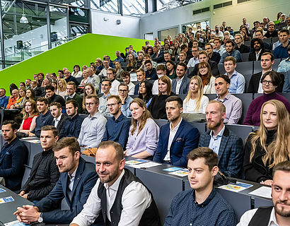 Absolventinnen und Absolventen bei der Verabschiedung 2022 im Audimax
