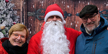 Prof. Ulrike Tippe und Wildaus Bürgermeister Frank Nerlich mit dem Weihnachtsmann.
