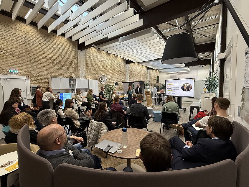 WiWo Session im Opp:Lab Das Bild zeigt die Vortragenden und Zuhörenden der Session „Active Learning Spaces, Living Labs & Co. – wie innovative Räume Forschung, Lehre und Transfer verändern und verbinden“ im Rahmen der Wissenschaftswoche im Opp:Lab