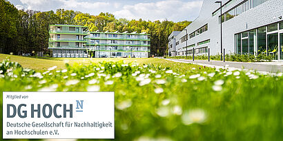 Campusbild mit Logo der Deutschen Gesellschaft für Nachhaltigkeit an Hochschulen e.V.