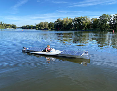 Solarboot auf dem Wasser an der Dahme