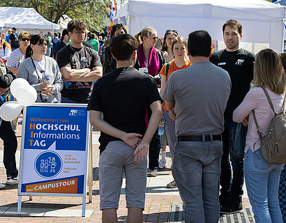 Besucherinnen und Besucher beim Hochschulinformationstag 2023 der TH Wildau bei einer Campusführung