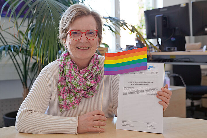 Präsidentin Ulrike Tippe präsentiert den Leitfaden gendersensibler Sprachgebrauch 