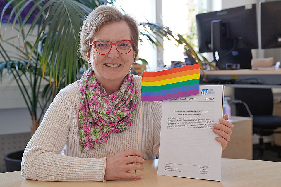 Präsidentin Ulrike Tippe präsentiert den Leitfaden gendersensibler Sprachgebrauch 