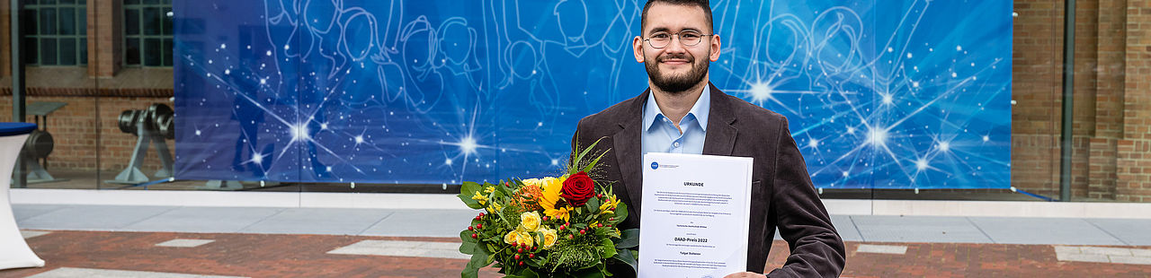 Talgat Sultanov, Gewinner des DAAD-Preises für hervorragende Leistungen ausländischer Studierender an deutschen Hochschulen vor Halle 17