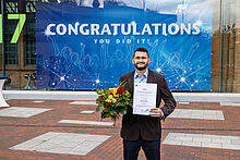 DAAD-Preis-Gewinner Talgat Sultanov, Gewinner des DAAD-Preises für hervorragende Leistungen ausländischer Studierender an deutschen Hochschulen vor Halle 17