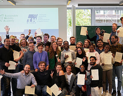 Teilnehmende der Sustainable Mobility Summer Academy 2024 bei einem Gruppenfoto
