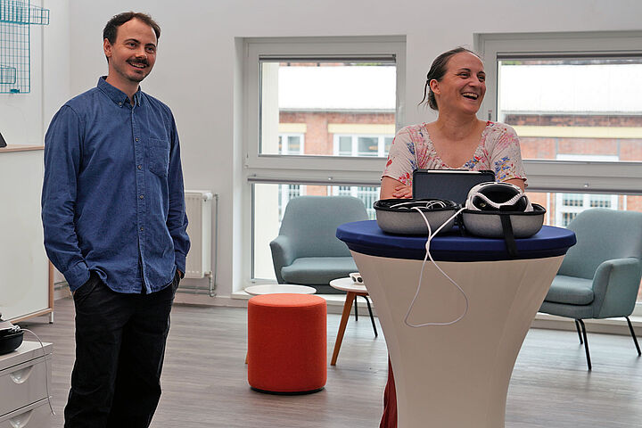 Luca Frösler & Susann Schulz begrüßen die Gäste (Bild: Sebastian Stoye)