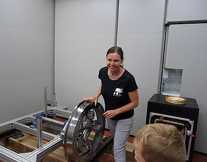 Kinderuni Summer Edition 2025 - Prof. Hannebauer erkärt Kids Technik im Labor