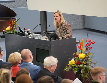 Prof. Verena Klapschus bei einer Rede im Rahmen der feierlichen Verabschiedung der Absolventinnen und Absolventen 2023 des Fachbereichs WIR