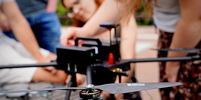 Studentinnen der Luftfahrttechnik mit Drohne auf dem Campus