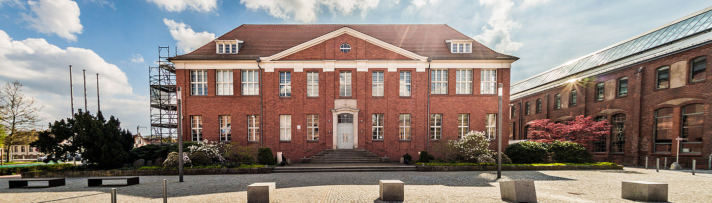 Hauptgebäude Haus 13