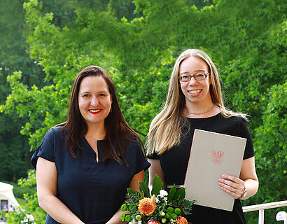 Brandenburgs Wissenschaftsministerin Dr. Manja Schüle und Prof. Lydia Göse lächeln in die Kamera