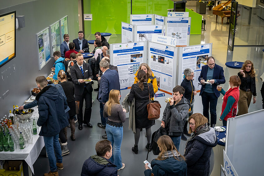 Wildauer Wissenschaftswoche Besucherinnen und Besucher bei der Eröffnung der Wildauer Wissenschaftswoche 2023 im Foyer von Halle 17 der TH Wildau