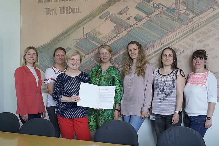 Gruppe von Menschen lächelt in Kamera