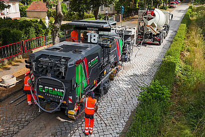 Fräsmaschine bei der Bearbeitung eines Kopfsteinpflasters (Fräsdienst-Service E. Feind GmbH)