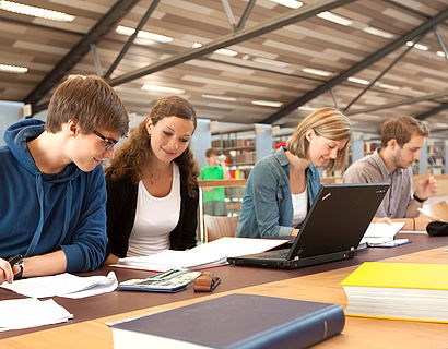 Studenten in der Bibliothek der TH Wildau