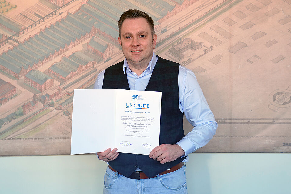 Prof. Alexander Köthe bei der Übergabe der Urkunde als neuer Dekan im Fachbereich INW
